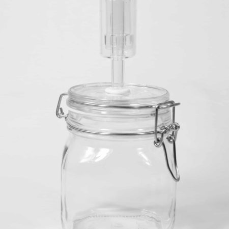 Single jar with airlock
